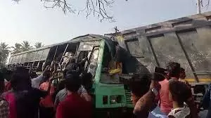 तिरुथानी के पास एक लॉरी ने सरकारी बस को टक्कर मार दी, चार लोगों की मौत 30 लोग घायल तिरुथानी के पास एक लॉरी ने सरकारी बस को टक्कर मार दी, चार लोगों की मौत 30 लोग घायल