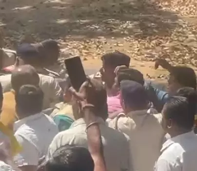 सरगुजा में नेताओं के बीच हुई मारपीट, हो रहा जनपद पंचायत अध्यक्ष-उपाध्यक्ष चुनाव सरगुजा में नेताओं के बीच हुई मारपीट, हो रहा जनपद पंचायत अध्यक्ष-उपाध्यक्ष चुनाव
