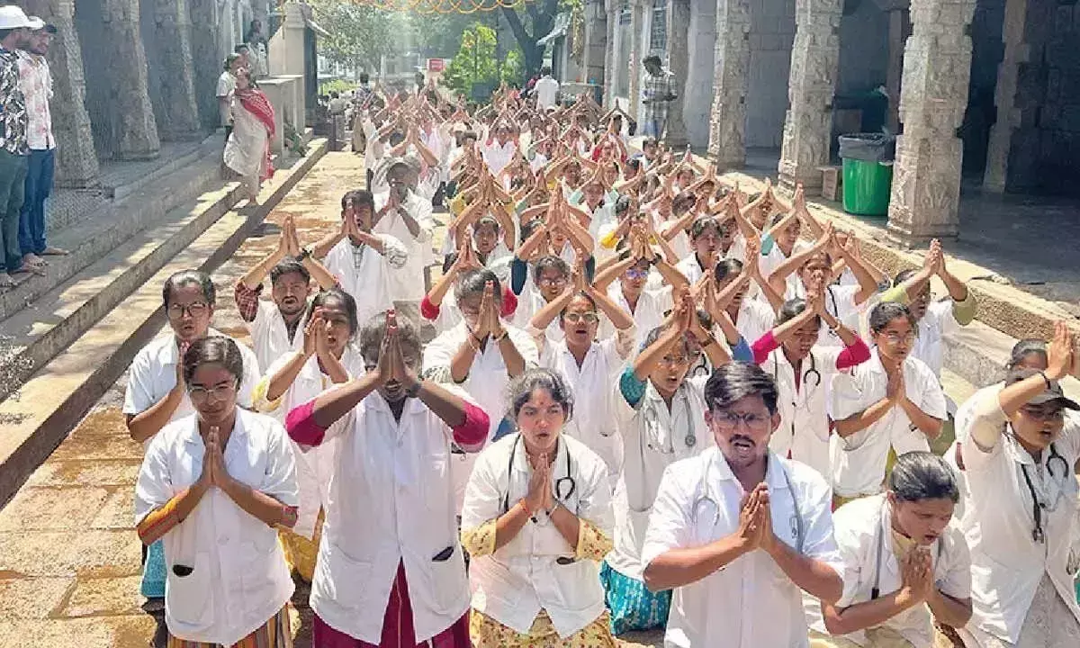 Andhra Pradesh : पशु चिकित्सा के छात्र अपनी मांग के समाधान के लिए ईश्वर से प्रार्थना कर रहे Andhra Pradesh : पशु चिकित्सा के छात्र अपनी मांग के समाधान के लिए ईश्वर से प्रार्थना कर रहे