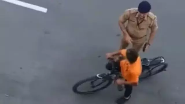 Surat: प्रधानमंत्री के काफिले में साइकिल घुसने पर पुलिसकर्मी ने लड़के के मुंह पर मुक्का मारा Surat: प्रधानमंत्री के काफिले में साइकिल घुसने पर पुलिसकर्मी ने लड़के के मुंह पर मुक्का मारा