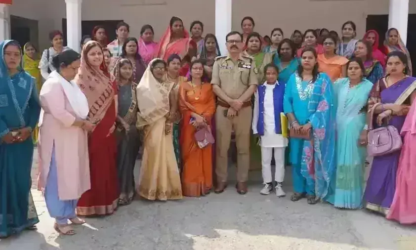 Ballia: बलिया पुलिस अधीक्षक ने अंतर्राष्ट्रीय महिला दिवस पर महिलाओं से संवाद किया Ballia: बलिया पुलिस अधीक्षक ने अंतर्राष्ट्रीय महिला दिवस पर महिलाओं से संवाद किया