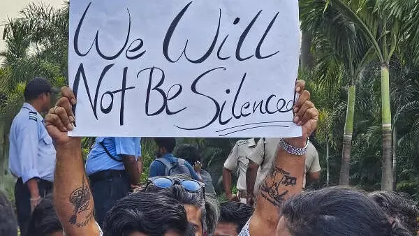 एनएचआरसी जांच के बीच 1,000 नेपाली छात्र परिसर में लौटे: KIIT एनएचआरसी जांच के बीच 1,000 नेपाली छात्र परिसर में लौटे: KIIT