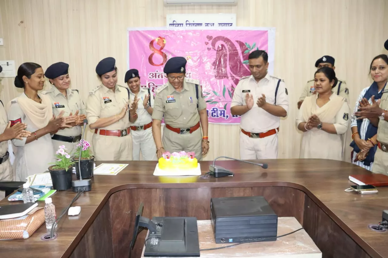 पुलिस कंट्रोल रूम में महिला दिवस पर कटा केक, एसपी ने की तारीफ पुलिस कंट्रोल रूम में महिला दिवस पर कटा केक, एसपी ने की तारीफ