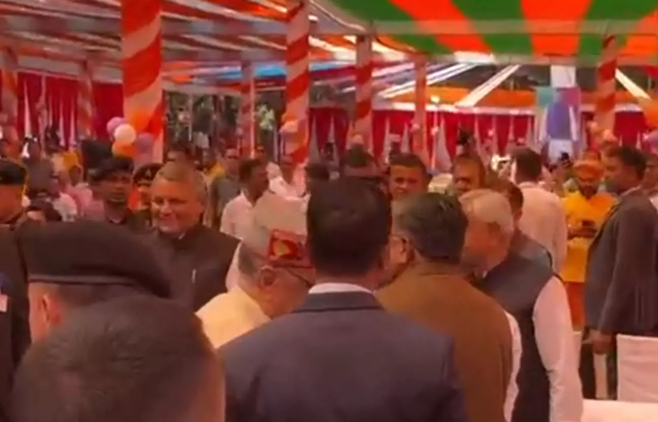 जब मुख्यमंत्री सांसद के पैर छूने झुके...फिर चर्चे में है जब मुख्यमंत्री सांसद के पैर छूने झुके...फिर चर्चे में है