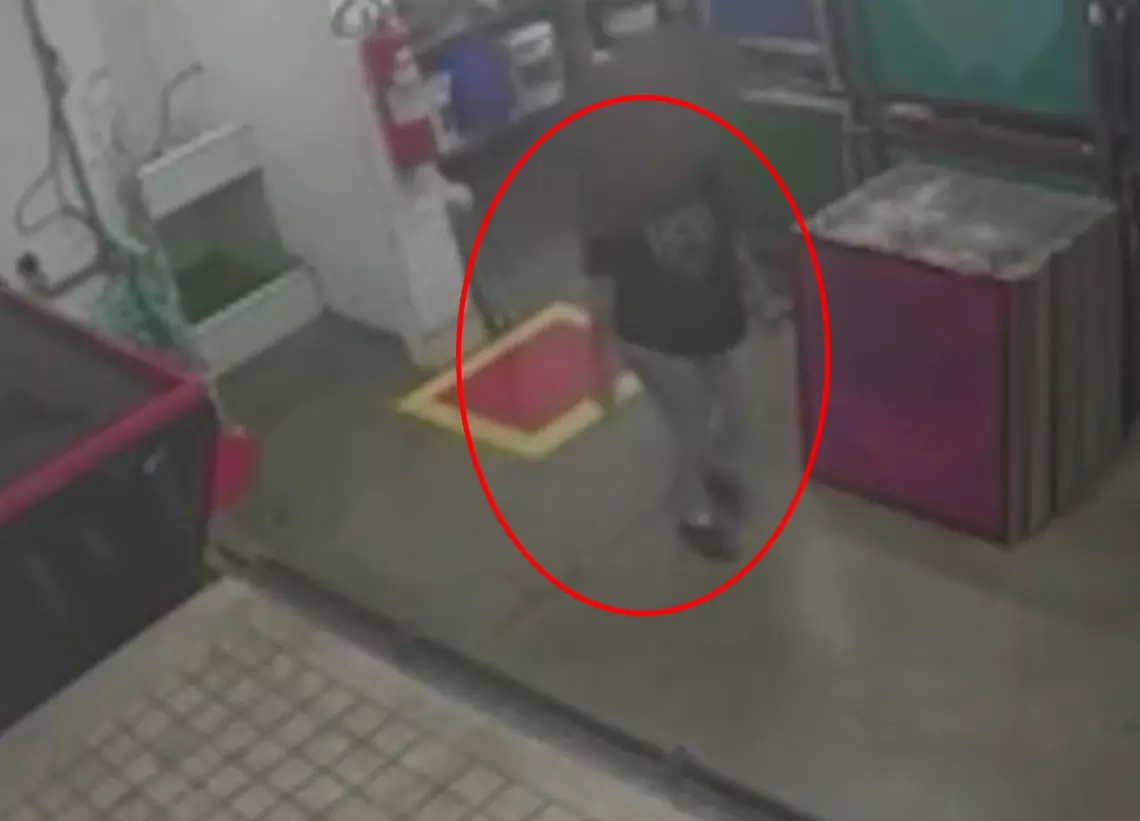ऑफिस का बेहद चौंकाने वाला VIDEO, महिला ने ये क्या कर डाला! ऑफिस का बेहद चौंकाने वाला VIDEO, महिला ने ये क्या कर डाला!