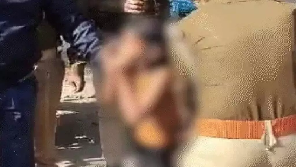Lucknow: परिवार ने मुख्यमंत्री आवास के पास आत्मदाह का प्रयास किया Lucknow: परिवार ने मुख्यमंत्री आवास के पास आत्मदाह का प्रयास किया