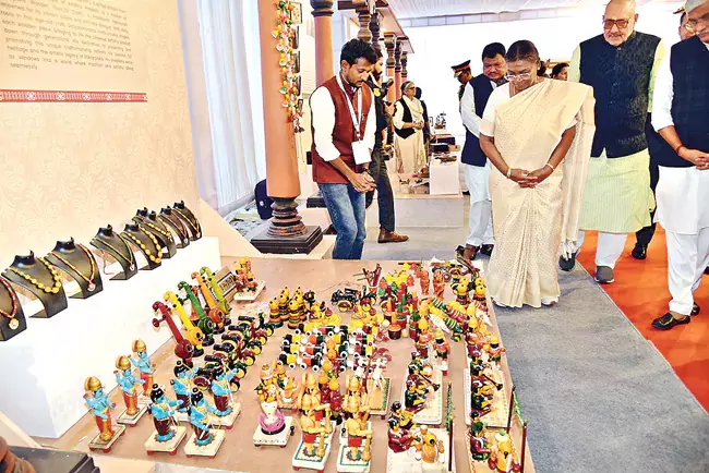 Andhra: राष्ट्रपति ने एटिकोपका में स्टॉल का निरीक्षण किया Andhra: राष्ट्रपति ने एटिकोपका में स्टॉल का निरीक्षण किया
