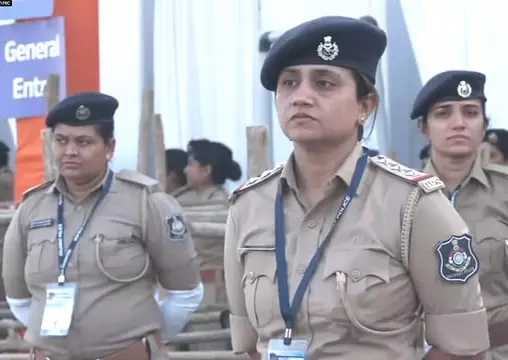 Navsari: प्रधानमंत्री के कार्यक्रम में महिला पुलिसकर्मियों ने सुरक्षा की जिम्मेदारी संभाली Navsari: प्रधानमंत्री के कार्यक्रम में महिला पुलिसकर्मियों ने सुरक्षा की जिम्मेदारी संभाली