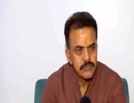 शिवसेना ने राहुल गांधी की धारावी यात्रा की आलोचना की शिवसेना ने राहुल गांधी की धारावी यात्रा की आलोचना की