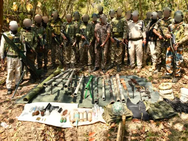 Manipur में सेना ने विशेष अभियान में हथियार और गोला-बारूद बरामद किया, बंकर नष्ट किए Manipur में सेना ने विशेष अभियान में हथियार और गोला-बारूद बरामद किया, बंकर नष्ट किए