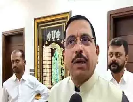 प्रहलाद जोशी ने परिसीमन विवाद के बीच एमके स्टालिन द्वारा जेएसी बैठक बुलाए जाने की आलोचना की प्रहलाद जोशी ने परिसीमन विवाद के बीच एमके स्टालिन द्वारा जेएसी बैठक बुलाए जाने की आलोचना की