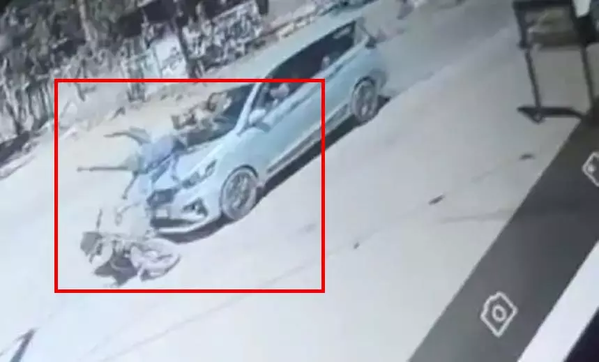 CG BREAKING: कार ने 2 युवको को मारी ठोकर, एक की मौत CG BREAKING: कार ने 2 युवको को मारी ठोकर, एक की मौत