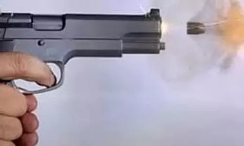 UP News: शादी के स्टेज पर तान रहा था बंदूक, रोकने गए बेटे के सिर में लगी गोली