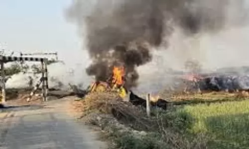 Bihar News :रेलवे फाटक बंद होने के विरोध में आक्रोशित ग्रामीणों ने जलाई जेसीबी Bihar News :रेलवे फाटक बंद होने के विरोध में आक्रोशित ग्रामीणों ने जलाई जेसीबी
