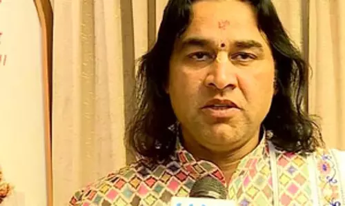 औरंगजेब की प्रशंसा करने वाले सनातनी परंपरा का कर रहे अपमान : देवकीनंदन ठाकुर
