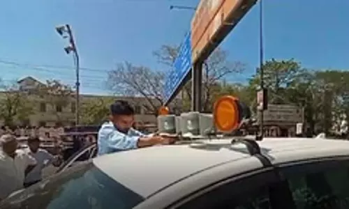 हूटर हटाने सड़कों पर उतरी भोपाल पुलिस, चलाया चेकिंग अभियान हूटर हटाने सड़कों पर उतरी भोपाल पुलिस, चलाया चेकिंग अभियान