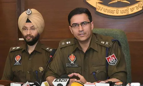 मोहाली में हेड कांस्टेबल समेत तीन लोग ड्रग्स के साथ गिरफ्तार मोहाली में हेड कांस्टेबल समेत तीन लोग ड्रग्स के साथ गिरफ्तार