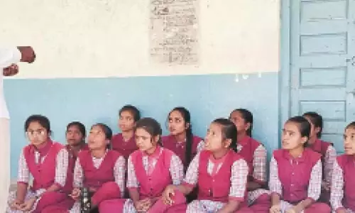 Telangana: असहाय छात्रों ने डीईओ को दी उत्पीड़न की शिकायत Telangana: असहाय छात्रों ने डीईओ को दी उत्पीड़न की शिकायत