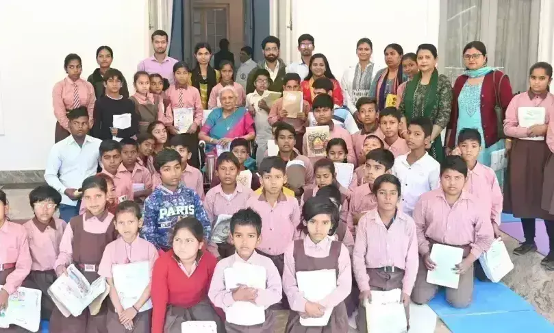 Lucknow: राज्यपाल आनंदी बेन ने राजभवन में छात्र-छात्राओं संग पुस्तकें पढ़ी