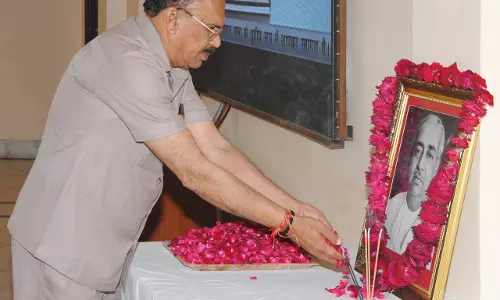 Jaipur: विधान सभा में स्वर्गीय महारावल को पुष्पांजलि