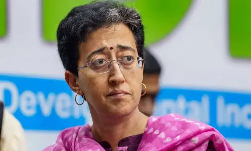 Delhi:  आतिशी ने महिलाओं के लिए 2,500 रुपये की वित्तीय सहायता योजना लागू करने की मांग की