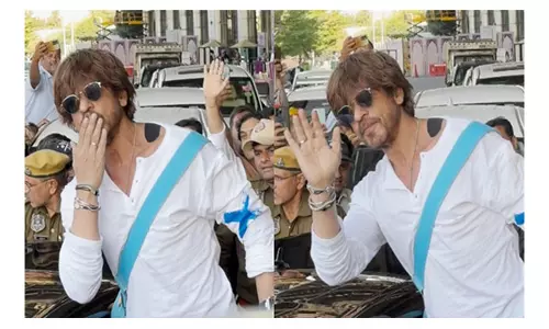 IIFA 2025: किंग खान गुलाबी नगरी पहुंचे, हाथ हिलाकर और चुंबन लेकर प्रशंसकों का अभिवादन किया IIFA 2025: किंग खान गुलाबी नगरी पहुंचे, हाथ हिलाकर और चुंबन लेकर प्रशंसकों का अभिवादन किया