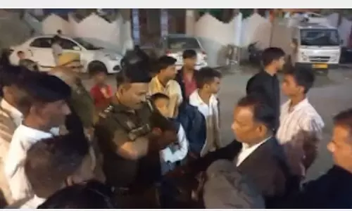 Jaunpur: नकाबपोश बदमाशों ने बारात में दूल्हे के पिता से लाखों की लूट की Jaunpur: नकाबपोश बदमाशों ने बारात में दूल्हे के पिता से लाखों की लूट की