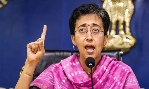 महिला दिवस पर दिल्ली की महिलाओं को 2500 रुपये मिलने का इंतजार, आतिशी ने किया सवाल