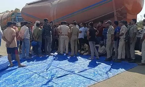 सीमेंट फैक्ट्री में ट्रक ने किशोर को कुचला सीमेंट फैक्ट्री में ट्रक ने किशोर को कुचला