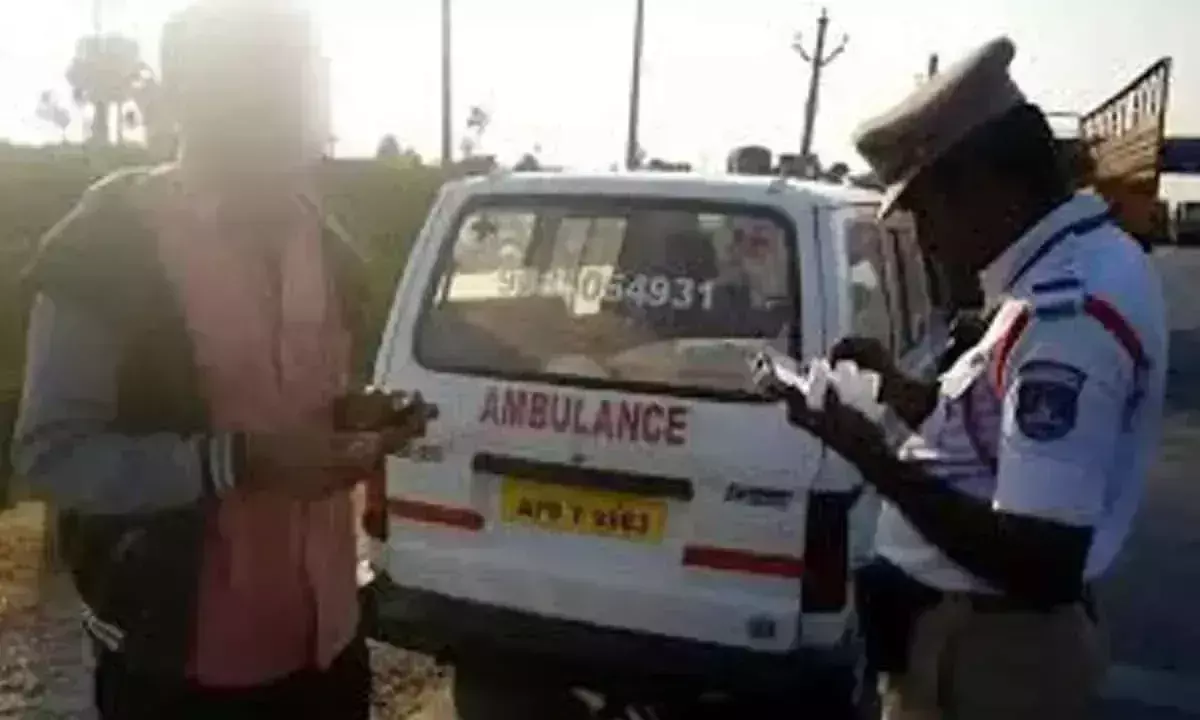 Hyderabad में एम्बुलेंस चालक नशे में गाड़ी चलाते पकड़ा गया Hyderabad में एम्बुलेंस चालक नशे में गाड़ी चलाते पकड़ा गया