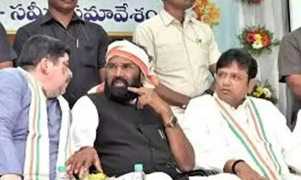 Telangana : मंत्री उत्तम ने करीमनगर के नेताओं के साथ आपातकालीन बैठक की Telangana : मंत्री उत्तम ने करीमनगर के नेताओं के साथ आपातकालीन बैठक की