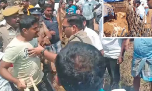 Erode : मादा कुत्ते के हमले में 18 बकरियों की मौत के विरोध में किसानों ने किया प्रदर्शन Erode : मादा कुत्ते के हमले में 18 बकरियों की मौत के विरोध में किसानों ने किया प्रदर्शन