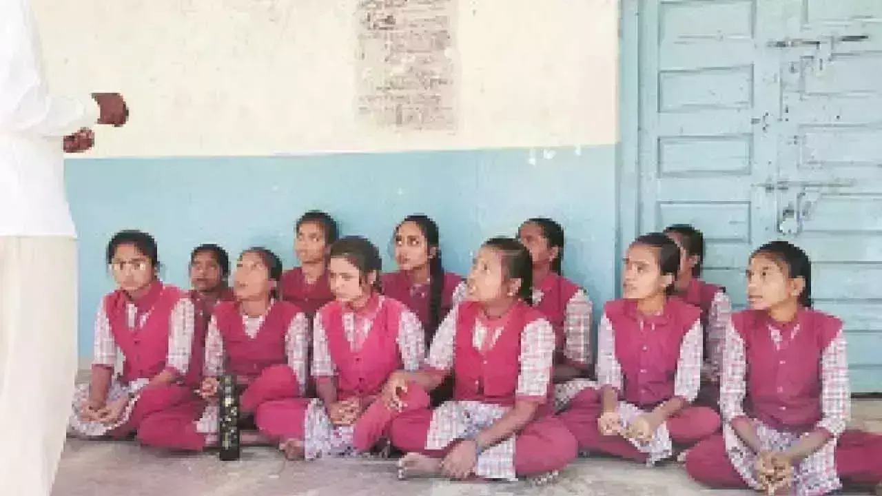 Telangana : आदिलाबाद असहाय छात्रों ने डीईओ से उत्पीड़न की शिकायत की