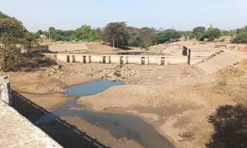 4 स्टाप डेमो में लबालब भरे निस्तारी पानी की हो रही चोरी