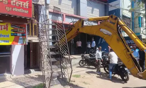 सीढ़ी ले गई निगम की टीम, छत में फंसे पति-पत्नी