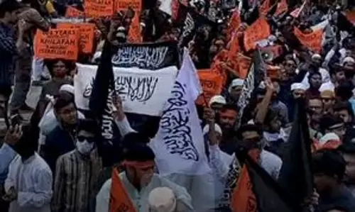 Bangladesh: आतंकी संगठन हिज्ब उत-तहरीर द्वारा विशाल रैली निकाले जाने से ढाका में दहशत का माहौल Bangladesh: आतंकी संगठन हिज्ब उत-तहरीर द्वारा विशाल रैली निकाले जाने से ढाका में दहशत का माहौल