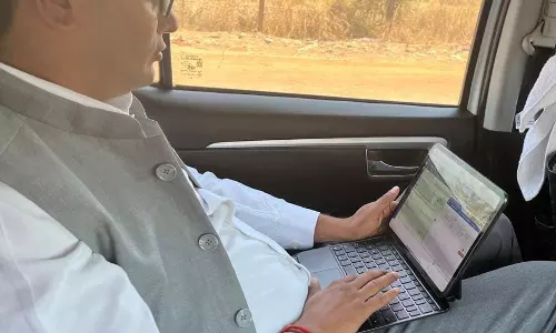 मंत्री ओपी चौधरी ने रायगढ़ जाते समय ई-ऑफिस के माध्यम से फाइलों का किया निष्पादन मंत्री ओपी चौधरी ने रायगढ़ जाते समय ई-ऑफिस के माध्यम से फाइलों का किया निष्पादन