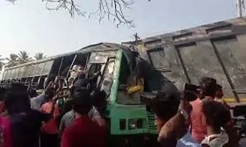 तिरुथानी के पास एक लॉरी ने सरकारी बस को टक्कर मार दी, चार लोगों की मौत 30 लोग घायल तिरुथानी के पास एक लॉरी ने सरकारी बस को टक्कर मार दी, चार लोगों की मौत 30 लोग घायल