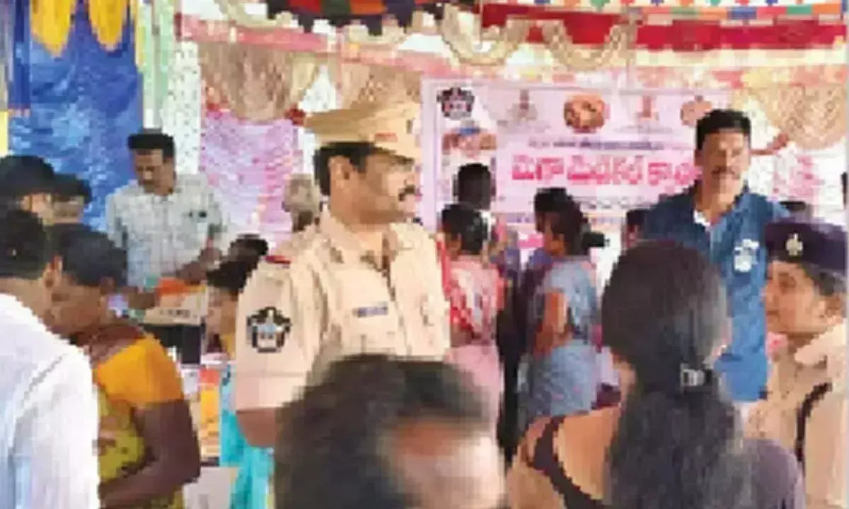 पुलिस ने दूरदराज के इलाके में चिकित्सा शिविर लगाया पुलिस ने दूरदराज के इलाके में चिकित्सा शिविर लगाया