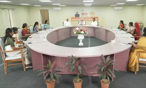 PM Modi ने गुजरात में लखपति दीदी सम्मेलन में लाभार्थियों से बातचीत की
