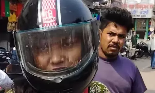 बाप रे! महिला सिपाही और वकील के बीच सड़क पर जमकर नोकझोंक, लग गई लोगों की भीड़