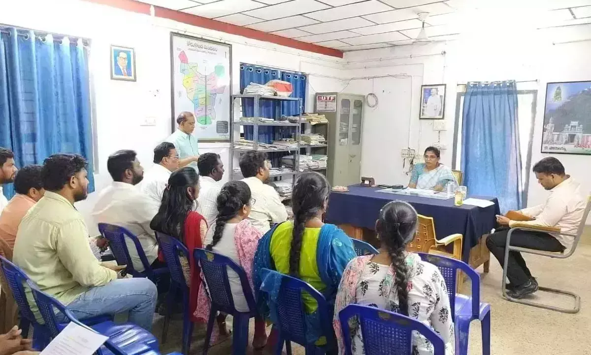 Andhra Pradesh : कलेक्टर ने शिकायत निवारण में जवाबदेही पर जोर दिया Andhra Pradesh : कलेक्टर ने शिकायत निवारण में जवाबदेही पर जोर दिया