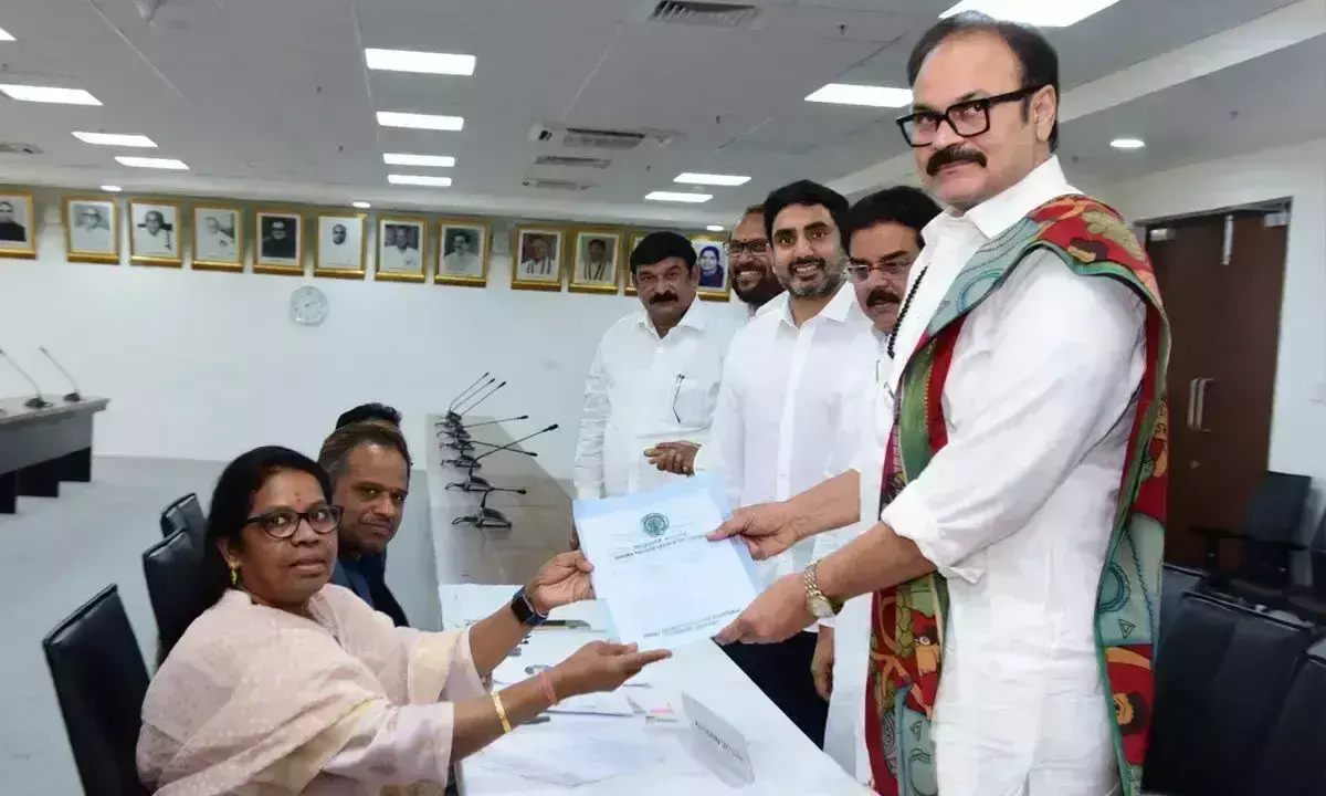 Andhra Pradesh : नागाबाबू ने एमएलसी चुनाव के लिए नामांकन दाखिल किया Andhra Pradesh : नागाबाबू ने एमएलसी चुनाव के लिए नामांकन दाखिल किया