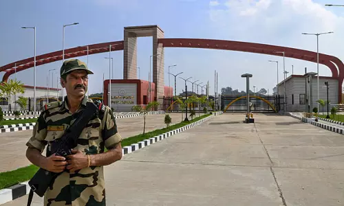 बंगाल में भारत-बांग्लादेश सीमा पर तस्करी की कोशिश नाकाम; एक व्यक्ति की मौत, BSF जवान घायल बंगाल में भारत-बांग्लादेश सीमा पर तस्करी की कोशिश नाकाम; एक व्यक्ति की मौत, BSF जवान घायल