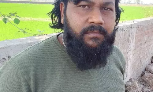 नहर पुल में बैठकर शराब बेच रहा कोचिया अरेस्ट