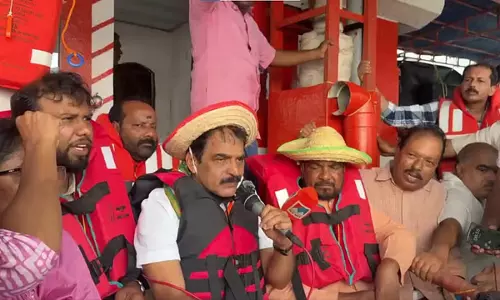 Kerala: कांग्रेस ने केंद्र के गहरे समुद्र में खनन प्रस्ताव के खिलाफ समुद्र में विरोध प्रदर्शन किया