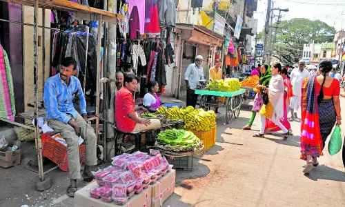 Karnataka Budget 2025: स्ट्रीट वेंडर्स के लिए ऋण, श्रमिकों के लिए सुविधाएं