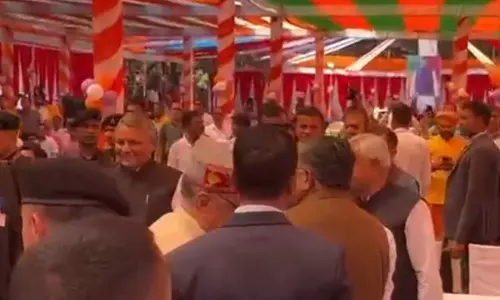 जब मुख्यमंत्री सांसद के पैर छूने झुके...फिर चर्चे में है