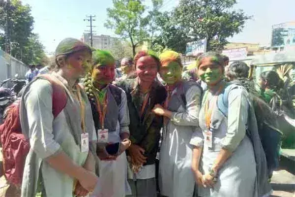 Ranchi: मैट्रिक परीक्षा के अंतिम दिन में छात्राओं ने खूब खेली होली