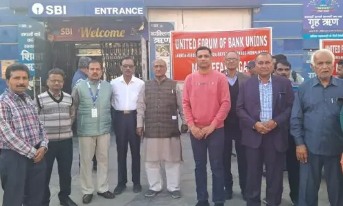 Muzaffarnagar: सभी बैंकों के अधिकारियों व कर्मचारियों ने किया प्रदर्शन
